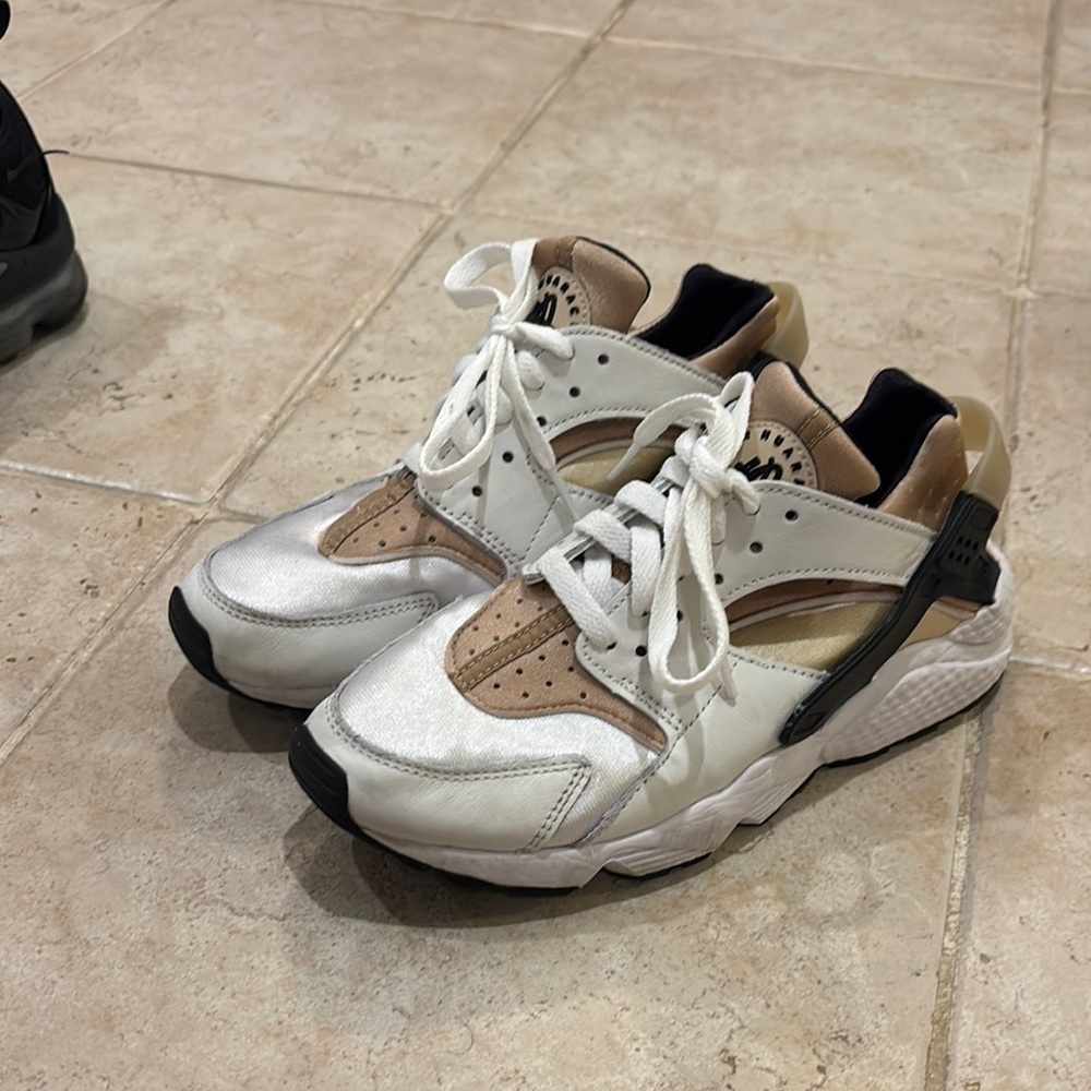 Nike Huarache Style White, Silver & Tan Sneakers